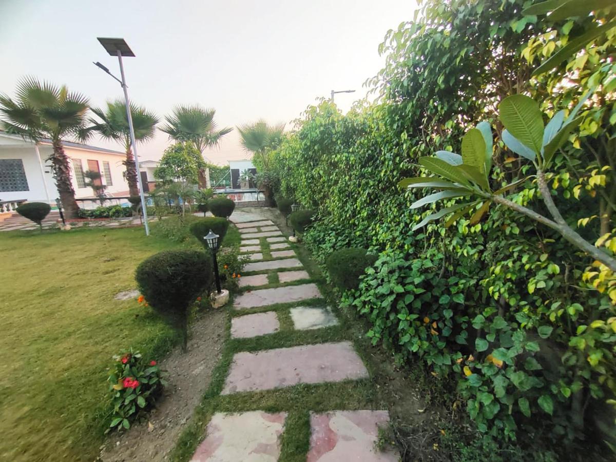Shaw Estate-Farm House For A Small Parties-Jp Farm เกรทเตอร์นอยดา ภายนอก รูปภาพ